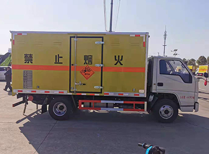 庆城爆破器材运输车技术升级与安全合规新趋势